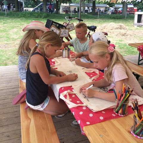 Workshop: handletter en versier je eigen boekentas!