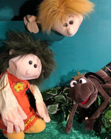 Poppentheater Hans & Grietje in het giga groene bos