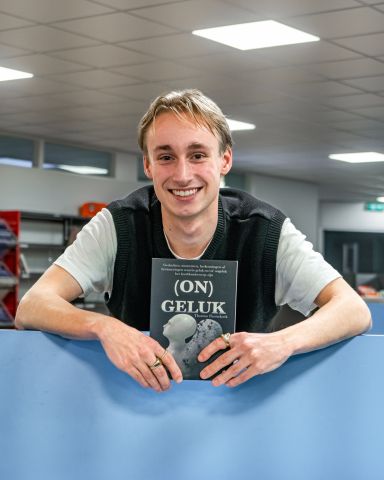 Jonge Eper auteur presenteert dichtbundel in bibliotheek