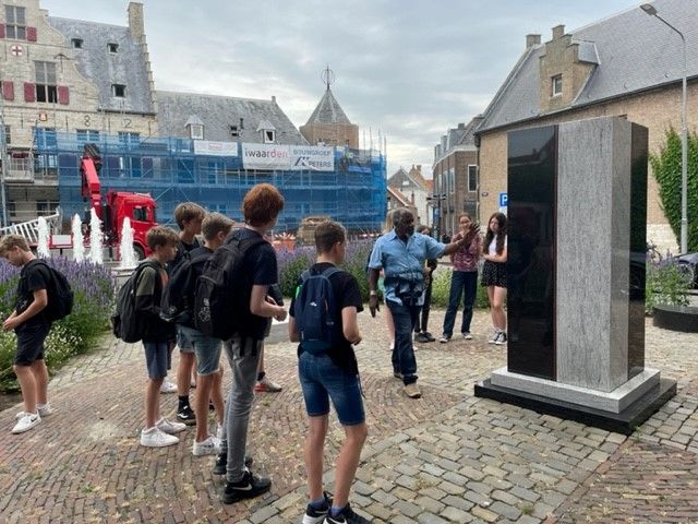 Brugklassers SSG Nehalennia op Wereldreis door Middelburg