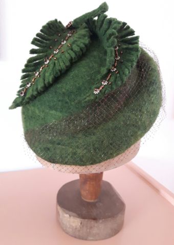 Mode-expositie met illustraties, hoeden en vintage