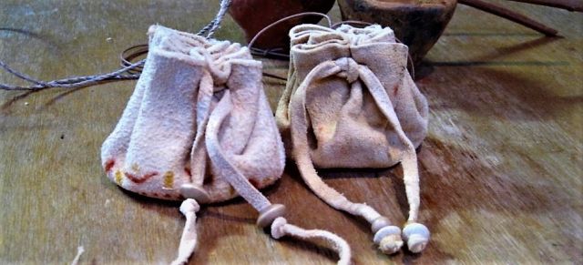 Zin in Zondag: (groot-)ouder-kind workshop prehistorisch geluksbuideltje maken