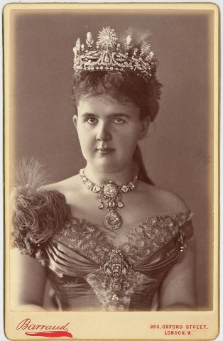 Koningin Emma, redster van de monarchie