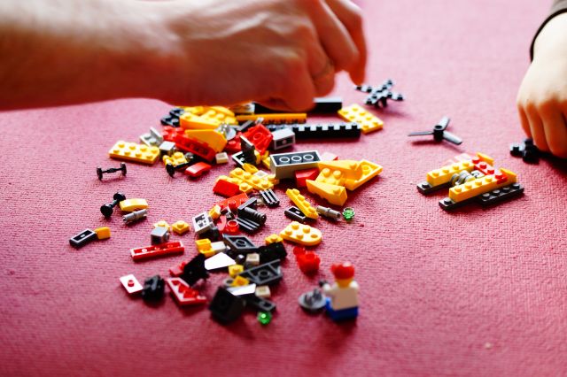 Bouw en programmeer grijpers van LEGO Spike en doe mee aan de Superschoonmaak