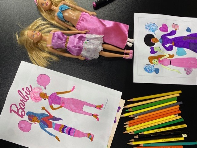 Spelen met Barbies + ontwerp een outfit voor Barbie