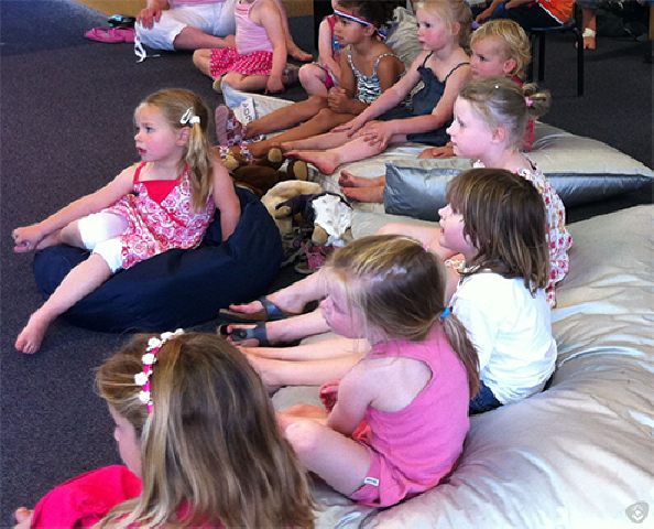 Groep 3 op bezoek in de bibliotheek