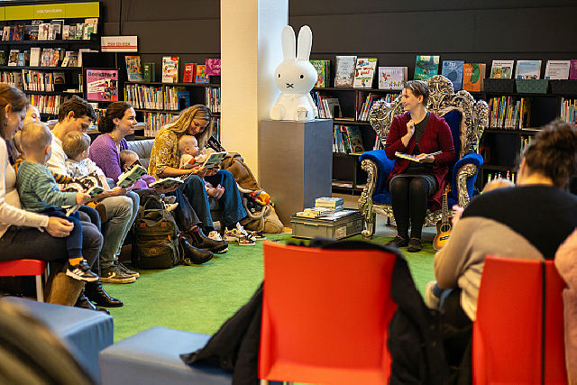 Bibliotheekbezoek in de wijkbibliotheek met thuisleeskist (alleen op uitnodiging voor kinderopvang met voorschoolse educatie)