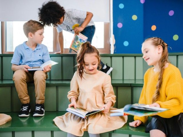 Voorlezen en knutselen bij de bibliotheek