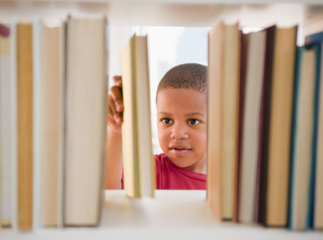 Verstoppertje in de bibliotheek