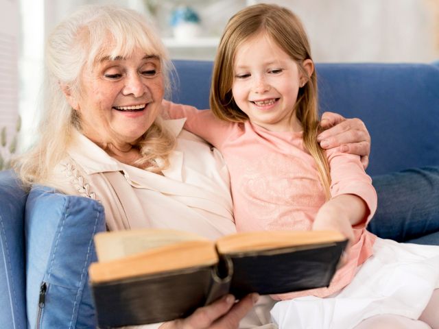 Opa en oma proat bij LOES aan tafel