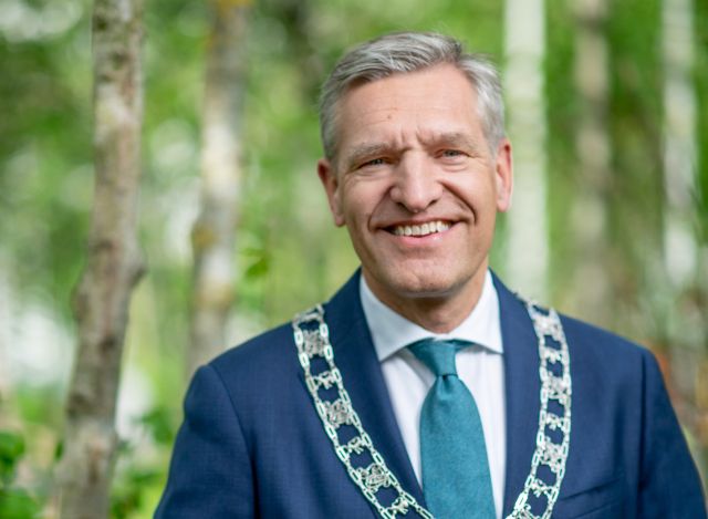 Burgemeester Buma leest voor