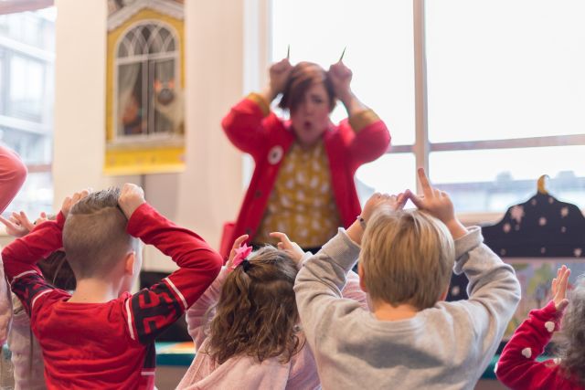 Themadag doof en slechthorend: Peutervoorlezen + met gebarentaal