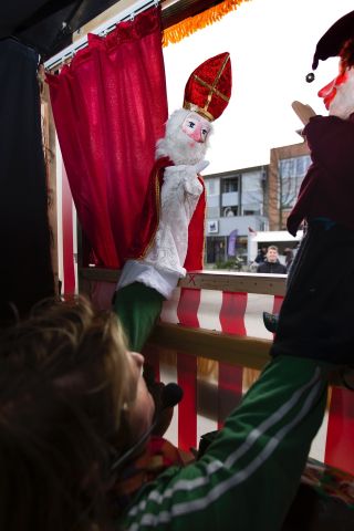 Sinterklaasvoorstelling Poppenkast Pluim - Daar wordt op de deur geklopt