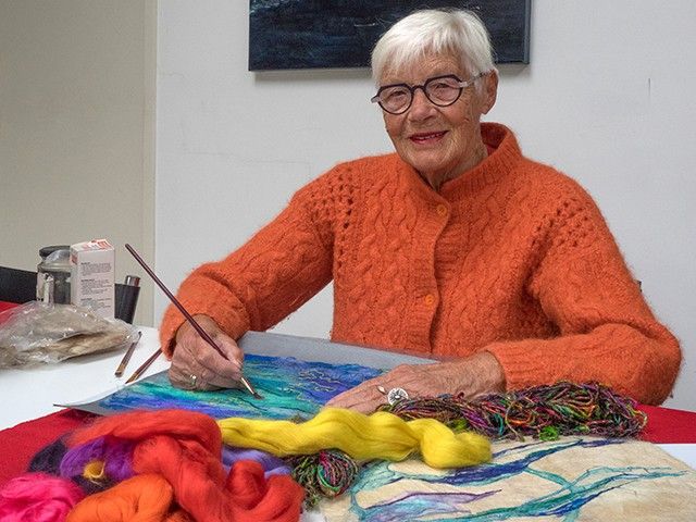 Demonstratie zijdeschilderen door Lia van dan den Hoven