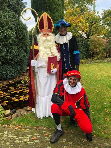 Sint en Pieten op bezoek in bibliotheek Mierlo