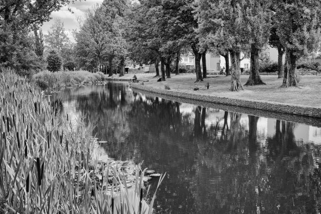 Toelichting bij de zwart-wit foto: In Zuid-Berghuizen is de Stakenbeek geliefd bij vissers.