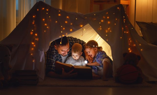 Zaklamp lezen in Bibliotheek West-Achterhoek