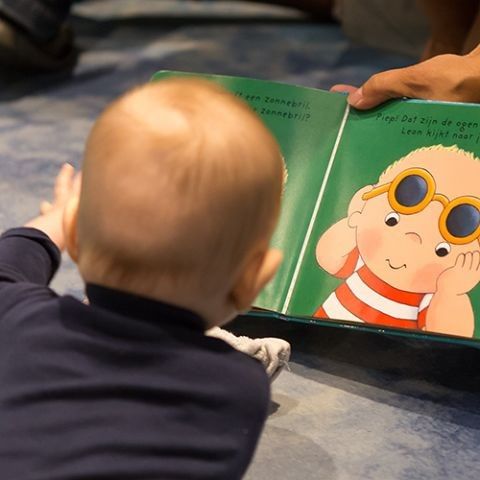 Babylezen in Voorhof