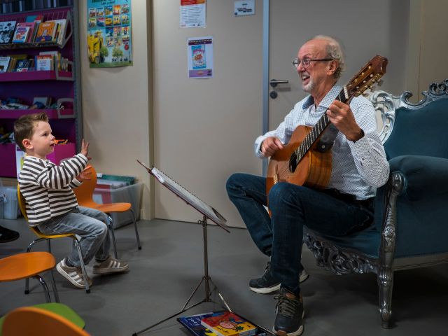 Reizende foto-expositie Geven met een glimlach