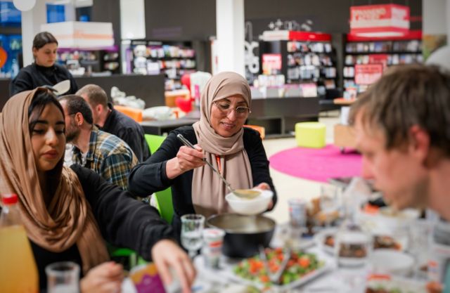 Samen Nederlands leren en koken Kanaleneiland