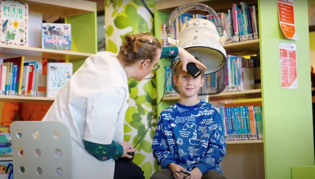 Neem plaats op de stoel bij Dr. Saar!