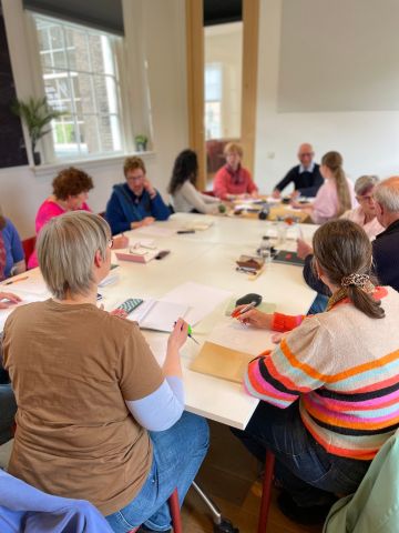 Expositie Schrijfcafé-deelnemers volgens thema ‘Zelf is iets anders dan alleen’