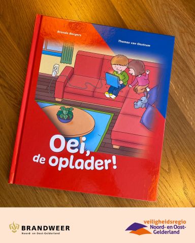 Brandweer leest voor bij de Bibliotheek Ruurlo