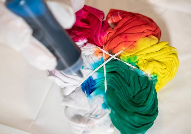 DIY: Maak je eigen tie-dye T-shirt (6+)