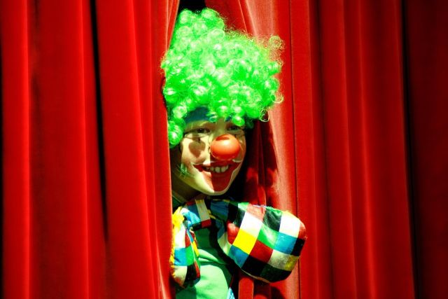 Uitreiking moppenwedstrijd door ballonnenclown