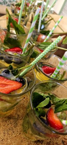 Zomerdrankjes maken - grootouder en kleinkind