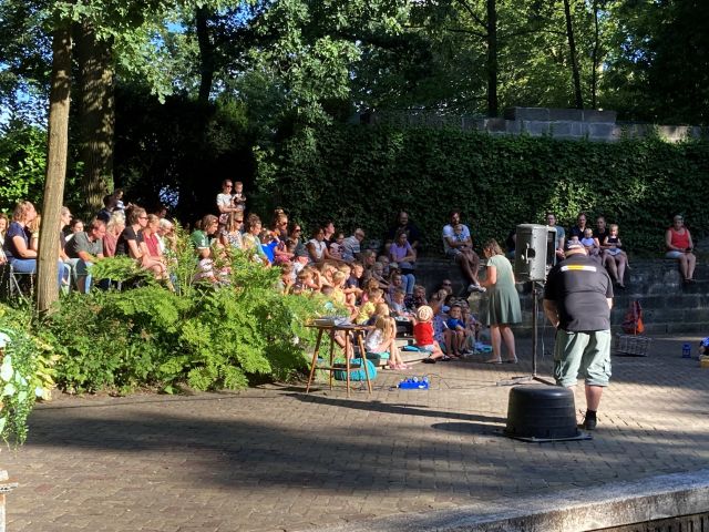 Voorlezen in het openluchttheater in Mariahout