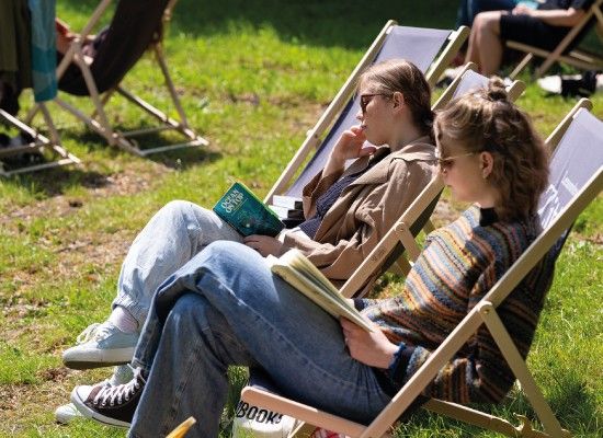 Buiten lezen in de biebtuin