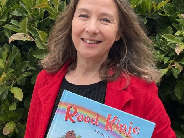 Schrijfster Margot Savelkoul komt 'Rood Kipje en de zeven eitjes' interactief voorlezen