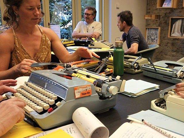 Haiku schrijven op vintage typemachines