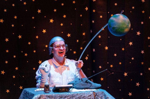 Meneer-B-vliegt-naar-de-maan-Rv-beeld-6-Moon-Saris-59b7.jpg