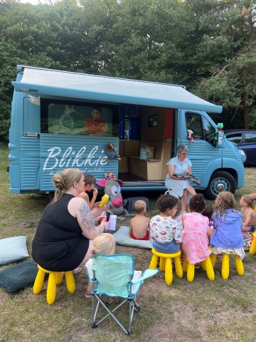 Blikkie zomertour: de voorleesbus komt naar je toe deze zomer!