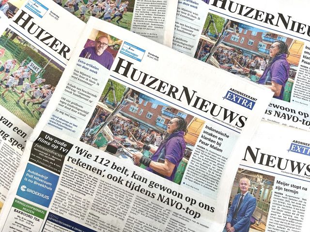 HuizerNieuws-redactie in de bibliotheek