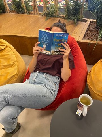 FF Offline: Sip, Read & Chill