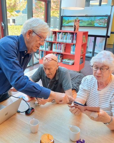 Pluscafé: klikken en kletsen voor 60-plussers
