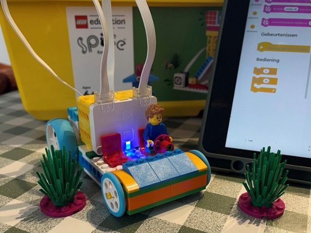 Sjors Creatief: Bouwen en programmeren met LEGO Spike Essential - Vrolijke reiziger