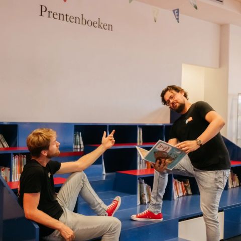 Sjors en Ruud spelen een leesboek