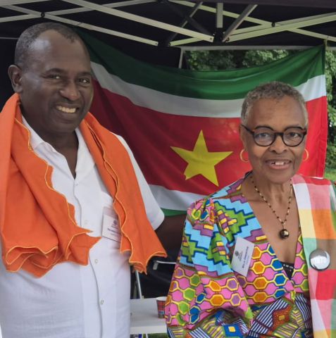 Dedwig en Maja lezen de verhalen voor van Anansi de spin