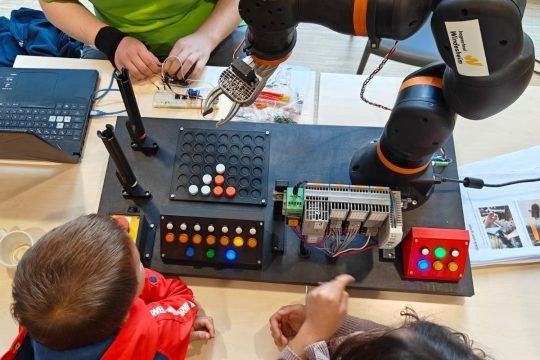Weekend van de Wetenschap: Vier-op-een-rij met een cobot!