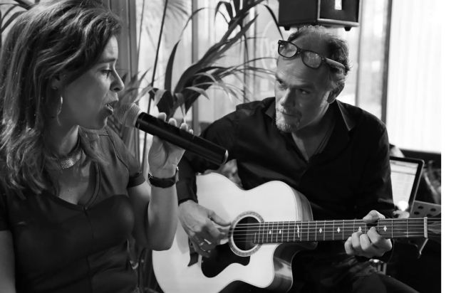 Zondagmiddagpodium: Een Heerlijk Middagje Muziek met Duo 2DeliCious