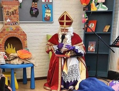Sint leest voor in de bieb