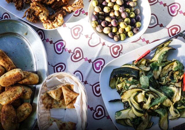 Surinaamse hapjes in het Praathuis