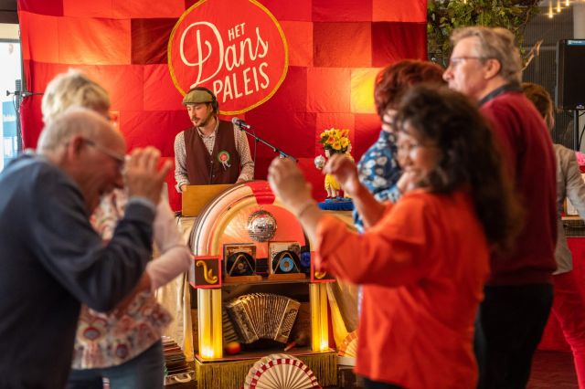 Voetjes van de vloer met het Danspaleis