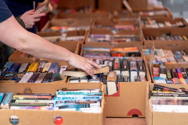 Boekverkoop in de Bibliotheek Enschede Zuid