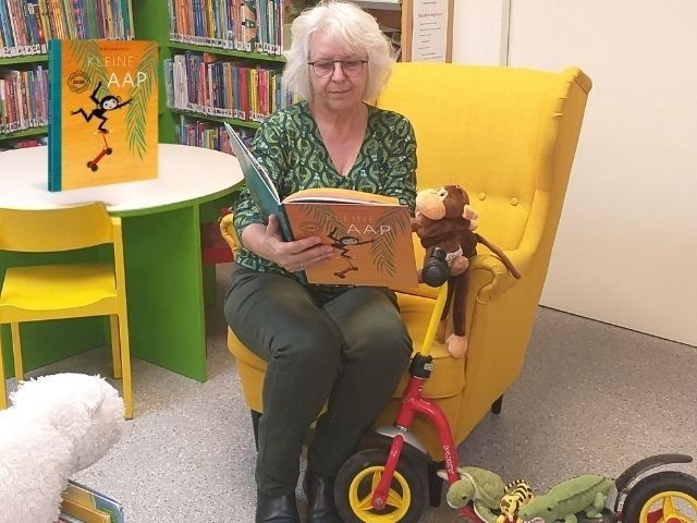 Voorleesfeestje met kleine aap