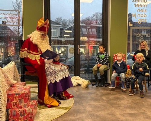 Sinterklaas leest voor in dbieb Stiens